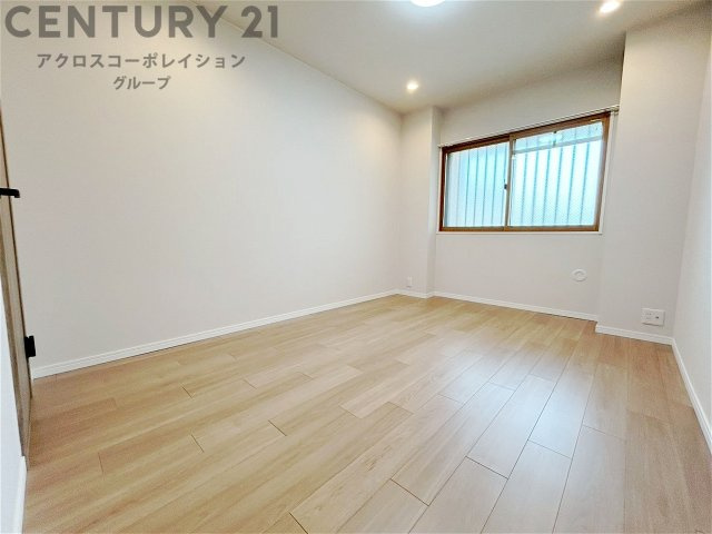 明るい色合いのフローリングとクロスを使用した洋室は家具やインテリアとも調和しやすく空間が広く感じられ開放感を生み出します。自然光を効果的に反射し、室内を明るく保つため、日中の照明使用を抑えられます。