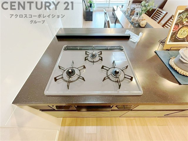 多数の調理器具を同時に使用でき、料理の効率化が可能。省エネで節約になり、様々な料理スタイルに適応できます。また、火力調整が独立しており、手入れや掃除もしやすく、今よりもっとお料理が楽しくなるかも。