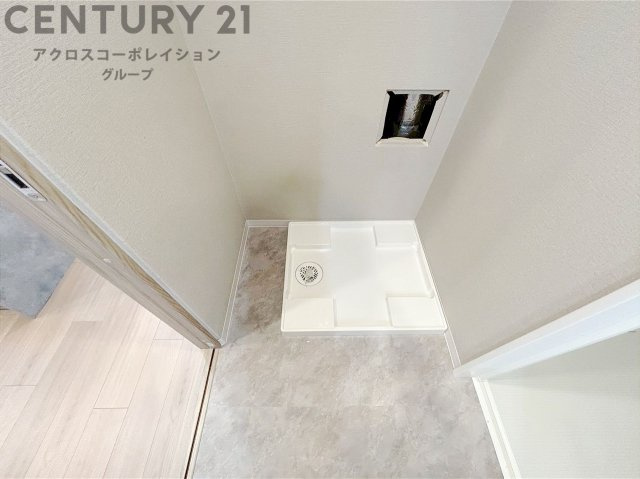 洗濯物の仕分け作業がしやすく、整理整頓が容易になります。洗濯音や湿気を他の部屋に持ち込まず、生活環境を快適に保ちます。上部を活用すれば収納スペースを確保でき洗剤や洗濯用品の整理もしやすくなります。