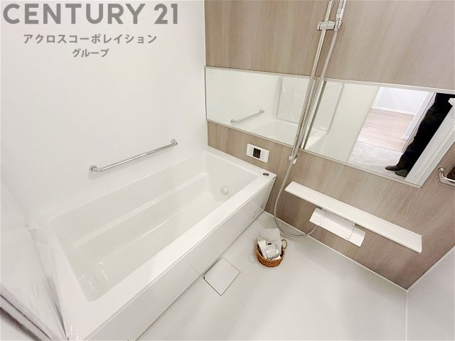 ユニットバスは省スペースでありながら、シンプルな設計と使いやすさを備え、簡便なメンテナンスが可能です。またミラー・小物置き場もあり便利です。