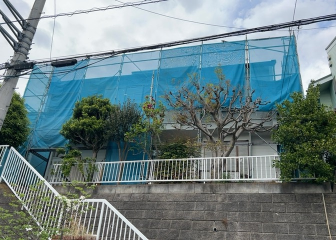 バルコニーは、室外の専用スペースのうち、「屋根がなく開放された空間」であるものを指します。ベランダより広いタイプのものが多く、日当たりもよいため家庭菜園などを楽しみたい人にとって適した環境となります。