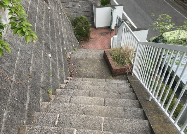 玄関ポーチにおいて最も重視すべきと言っても良いのが広さです。適切な広さの玄関ポーチでないと外見的なバランスは崩れてしまいますし、何より使いにくくなってしまいますので、現地で実際に下見をしてみましょう！