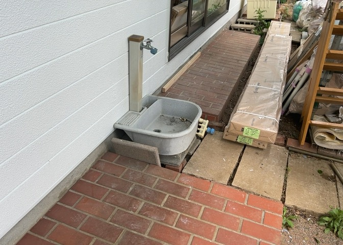 敷地内に散水栓や立水栓があると便利です。水道水を直接利用できるため、水を運ぶ手間を省くことが出来ます。大量の水を必要とする洗車作業や清掃などに役立ちます。その他設備とあわせて、現地でご確認ください。