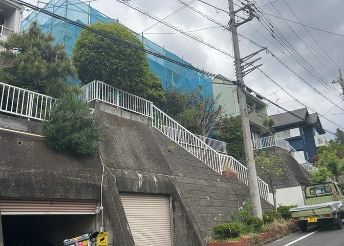 南側道路の場合は長い時間光を入れ込むことができるため、庭やリビングを道路側に持ってくることが多く土地価格も高い傾向にあります。一方北側道路だとリビングや庭が南側になりプライバシーを守ることができます。