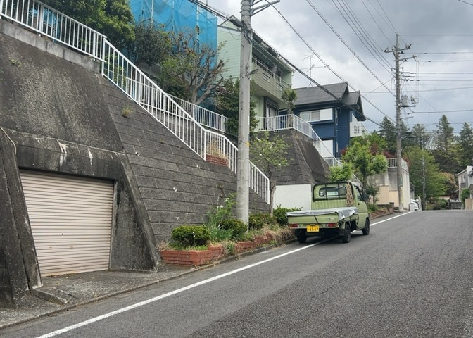 東側道路の場合は居室を南向きに設計しやすいため、朝日が入りやすいというメリットがあります。一方、西側道路も東側同様に居室を南向きに設計しやすいのですが、住宅地だと朝日が入りにくいという弱点があります。