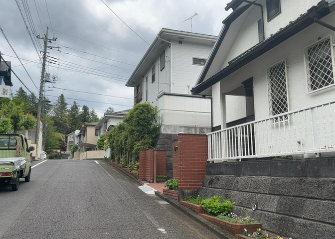 土地の地勢が高台の場合、景色を綺麗にみることができ、景色にこだわってお家探ししている方におすすめです！また平坦地よりも風通しがいいというメリットがあります。デメリットもあるので是非現地でご確認下さい。