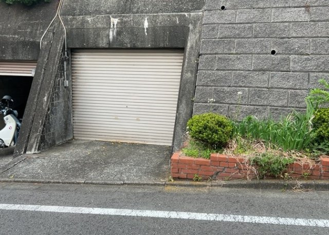 車一台あたりに必要なスペースは、標準サイズの普通自動車で横幅2m50cm、長さ5mは必要になります。ただし、乗降のことも考慮して横幅3m30cm、長さ5m50cmほどは確保できるところを選びましょう。