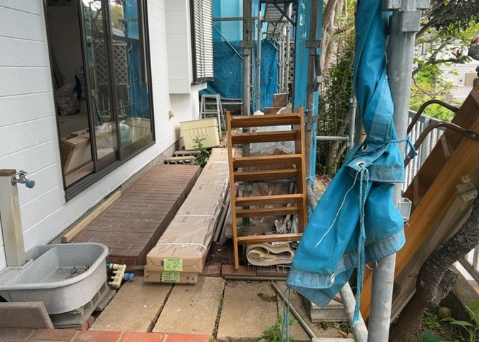庭のある家に住むことのメリットとして、子どもたちの遊び場を確保できること、ガーデニングや家庭菜園を楽しめること、明るさを確保できることがあります。また、配置を工夫することでプライバシーが確保できます。