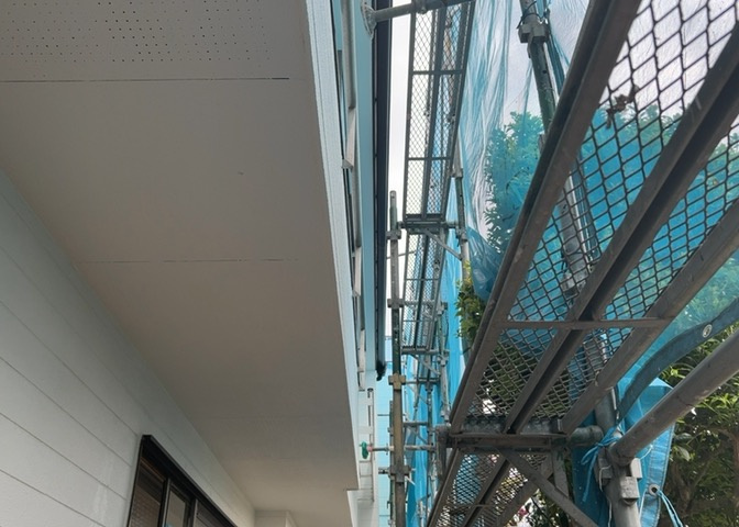 バルコニーは、建物内から室外へ楽に出入りできる便利なスペースです。また、バルコニーには手すりを付けることが義務付けられており、手すりの高さは110cm以上で施工することが建築基準法で定められています。