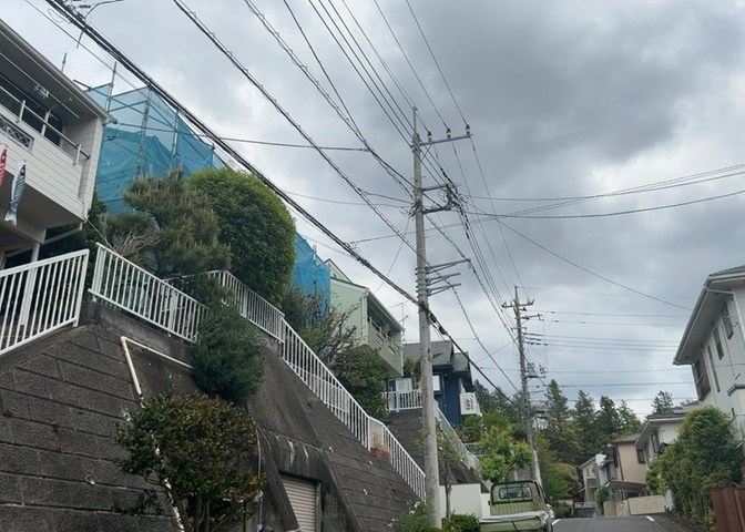 住宅用の土地では前面道路に2m以上接していなければならないと法律で定められています。しかし、お持ちの車のサイズやライフスタイルなどにより、2mでは利便が悪い場合もございますので、事前に確認しましょう。