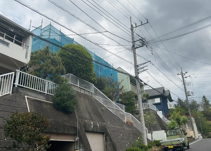道幅が広い場所は日当たりや風通が良好です。幅が広いのですれ違いも可能ですし大きな車でも駐車可能！一方で、大型車が通ることも多くなるため交通量の増加により騒音に繋がります。また土地の値段が高くなります。