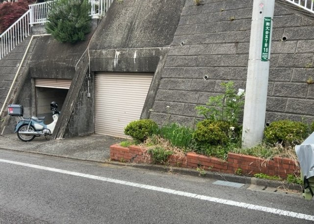 駐車場と明記されていても、最小スペースでつくられた駐車場だと大型車は駐車できなかったり、出入りしにくくなったりする可能性があります。お車のサイズと購入したい物件の駐車場のサイズを現地で確認しましょう。
