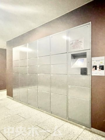 【宅配ボックス】在宅時・不在時に関わらず、居住者の代わりに非対面で宅配物を受け取ってくれる便利な設備です。わかりやすくご説明致しますので見学時にはお部屋だけではなく共用部分もぜひチェックしてください。
