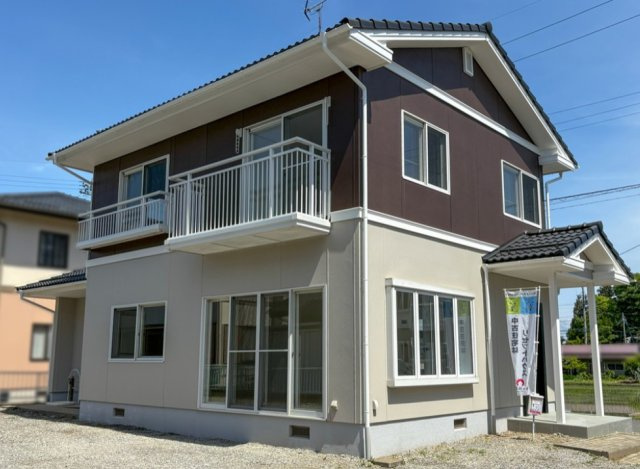 軽量鉄骨造2階建のお住まいです。