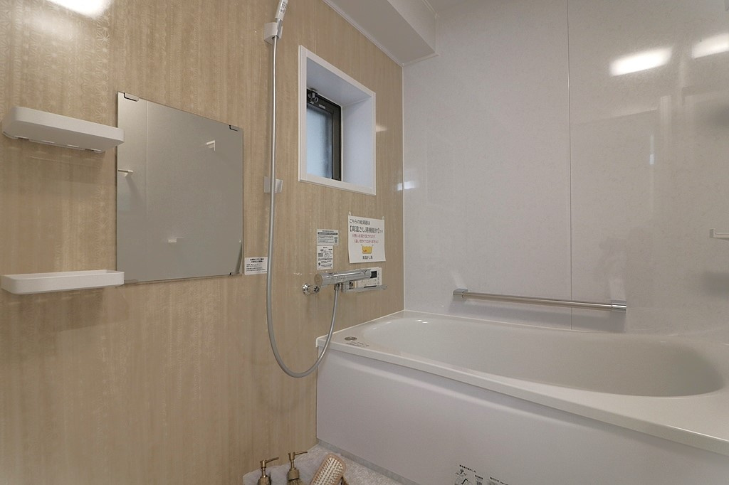 ユニットバス新調☆給湯器、高温差し湯機能付き☆浴室乾燥機完備です☆