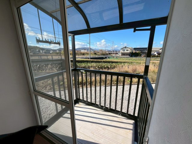 ベランダには南からの陽がしっかり入って風通しも良いので良く乾きそうです～＾＾屋根があるのも嬉しいです＾＾