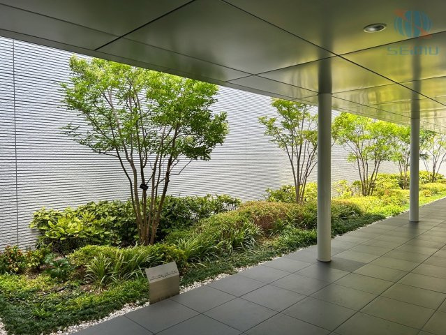 【エントランス】緑豊かな植栽が彩る、落ち着きのある共用スペースです。