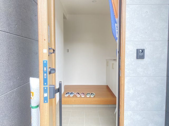 白を基調とした明るくてゆったりした玄関です。