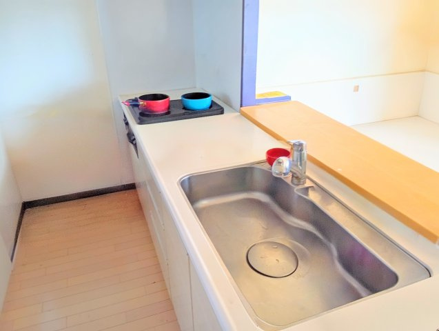 コンビニまで徒歩約3分。　早朝や深夜の買い物に便利ですね。　スーパーまで車で約5分です。