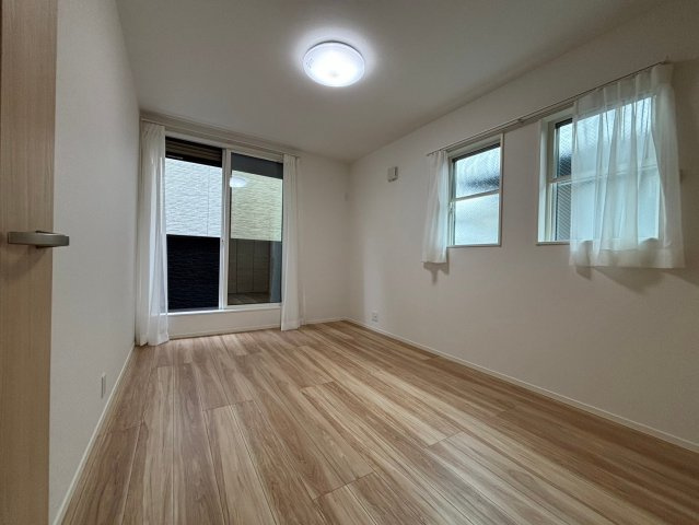 落ち着いた色調の洋室です