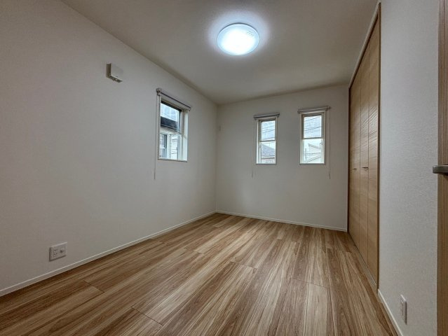 落ち着いた色調の洋室です