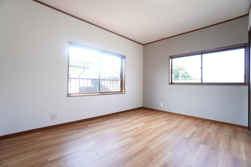 2階6帖洋室。シンプルな間取りなので家具の配置がしやすい♪