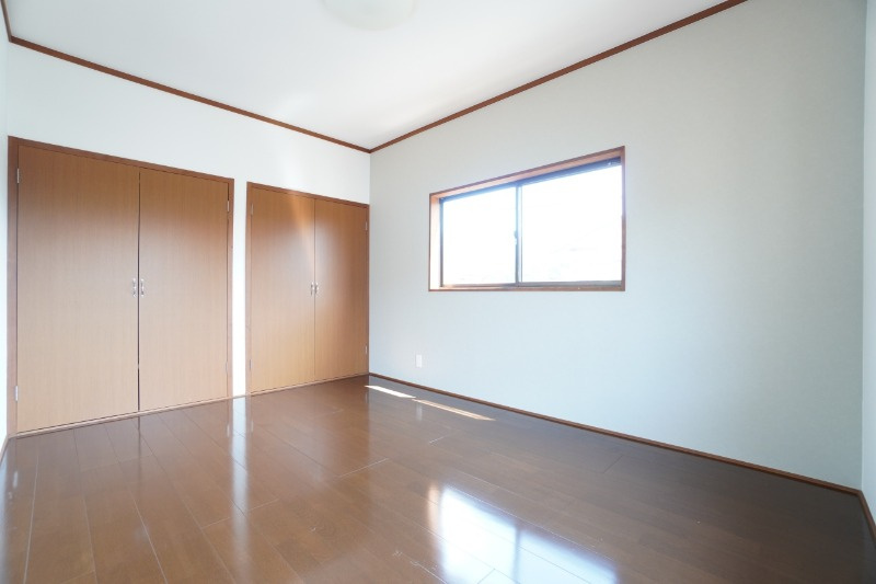 2階6帖洋室。壁一面にクローゼットがありたっぷり収納可能！お部屋がスッキリ片付きます♪