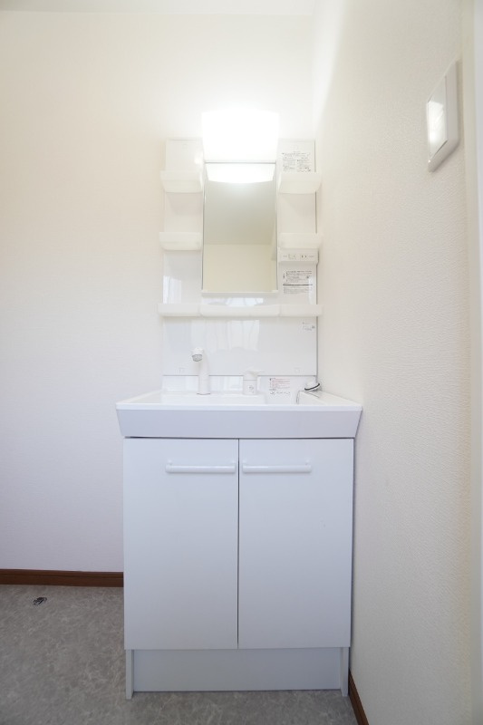 洗面台新品に交換済み！シャワー付きでホースを引き出せるので掃除がしやすく、お子様も手を洗いやすい♪