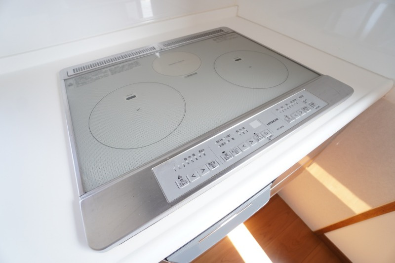 IHコンロは火を使わないので小さいお子様がいても安心です。お手入れも簡単です♪