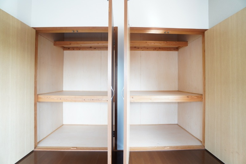 2階6帖洋室収納。押し入れタイプは奥行きもあるので大きいものから小さいものまでたっぷり収納できます。