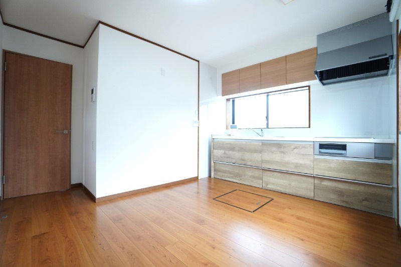 ダイニングスペース。小窓が付いて換気がしやすい！写真では見えないですが、エアコン設置済みです！