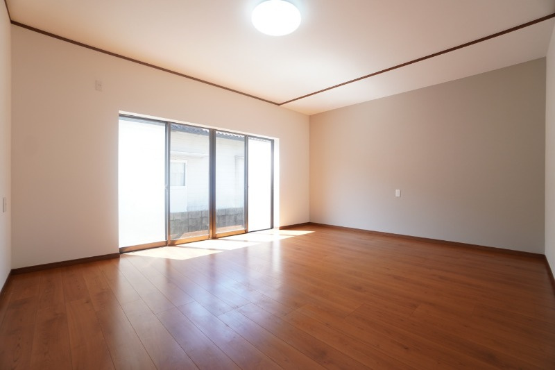 1階10帖洋室。クロスの張替を行いました。