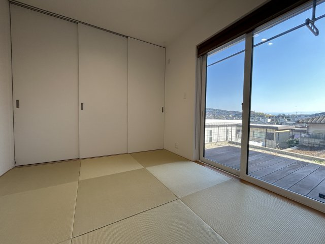 廊下と仕切れる4.5畳の和室。大きな窓から美しい眺望を楽しめます。壁面収納では、掃除機の充電も可能。