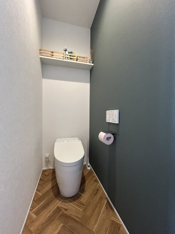 落ち着きと質感の良さが融合したトイレ。トイレといえど、クロスや床材にも妥協はありません。