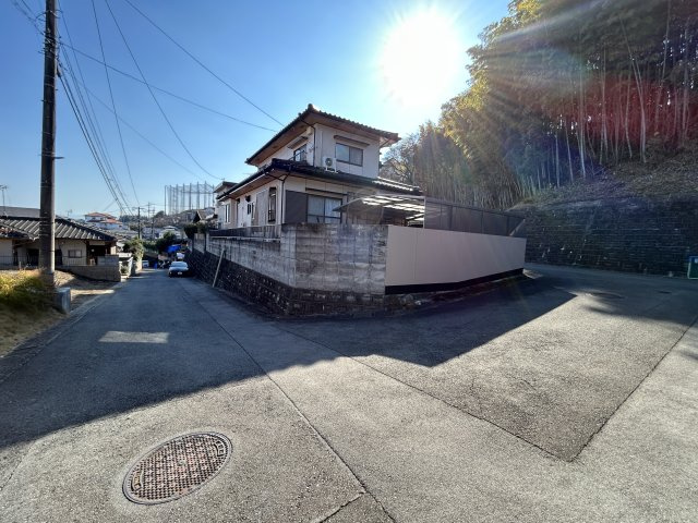 車通りが少ない前面道路。宅地内まで都市ガス配管が通っています。