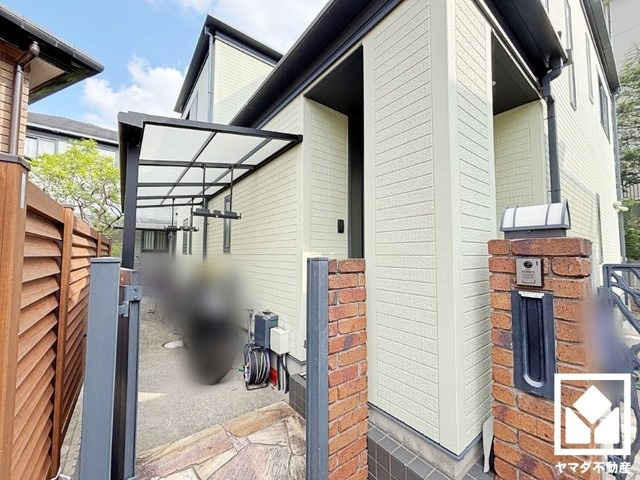 テラスに面した開放感のある広々22帖のLDKが魅力。家族全員がリラックスできる、ゆったりとした快適リビングで温かい団らんの時間を。