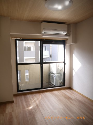 一日の疲れをいやしてくれる寝室。時を忘れて過ごす場所として過ごせるお部屋。
