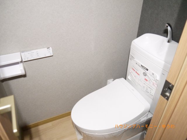 白を基調とした清潔感があるトイレ。温水洗浄便座付きです。