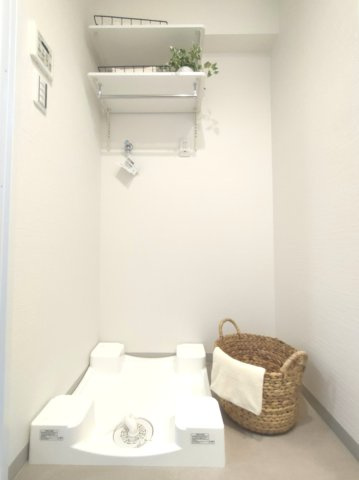 【室内洗濯機置き場】　上部の可動棚にランドリーグッズなどを収納できます。