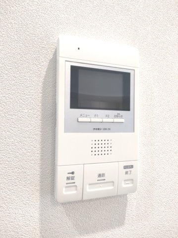 【TVモニター付きインターフォン】　訪問者の顔を見ることができるので、安心してドアを開けられます。