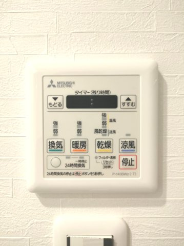 【浴室乾燥機】　冬場の冷え込む浴室をあたためたり、梅雨時の洗濯物を乾かしたりと、生活に便利な設備を備えております。