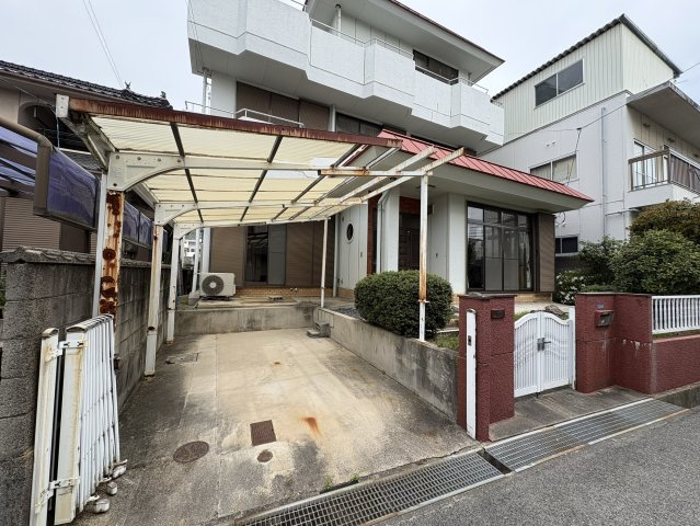 屋根付きのカーポートが設置されており、大切なお車を雨や日差しから守ります。駐車スペースもゆとりがあり、日々の出し入れもスムーズ。前面スペースも広く、来客時の対応や自転車置場としても活用可能です。