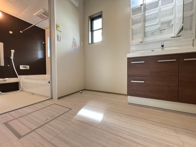 小窓があるので、熱気がこもりやすい洗面所も空気の入れ替えがしやすいです！