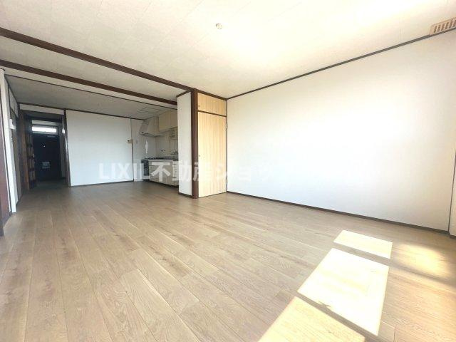 広々したリビングは家族だんらんの時間が自然と増えそうなこだわりの空間です。　
