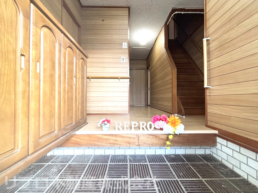 玄関にはシューズ棚と手すりが備わっており、整理整頓しやすく、安心して出入りできます！