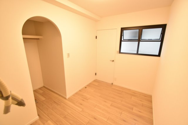 洋室？おしゃれな窓とアーチがポイントのお部屋です。お友達を呼びたくなりますね。エアコンの設置可能です！WICもあり収納力◎