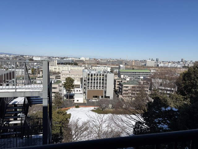玄関を出ると素晴らしい景色が広がります。夜も街の明かりが美しいと売主様がお話してくださいました。