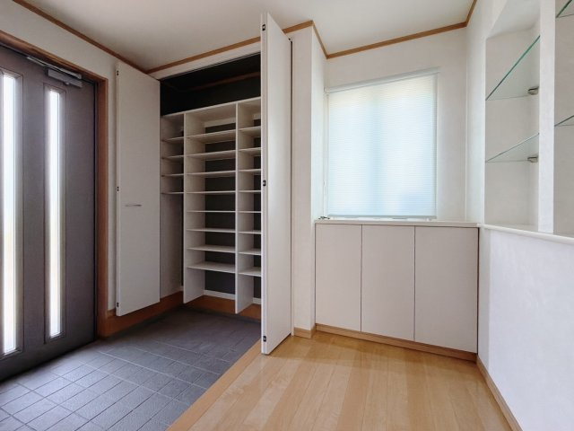 ■玄関｜太陽の光をたっぷり採り込む南玄関☆ご家族の靴がたくさんしまえる下駄箱付き。お子様の靴がこれから増えても安心な大きさです。