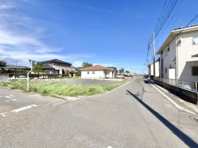 ■外観｜周囲の見渡しが良く、車の出入りの際も安全確認がしやすいため、小さなお子様がいるご家庭でも安心です♪