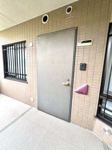 清潔感のある玄関。シンプルで落ち着いたデザインが住まいを迎えてくれます。